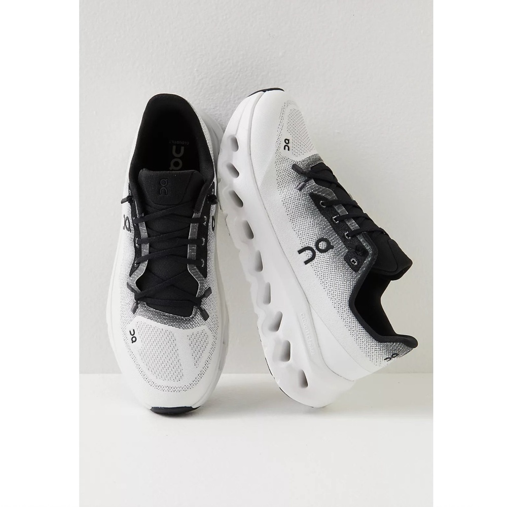 On Running White & Black Men’s Size 10.5 – Excellent Used Condition